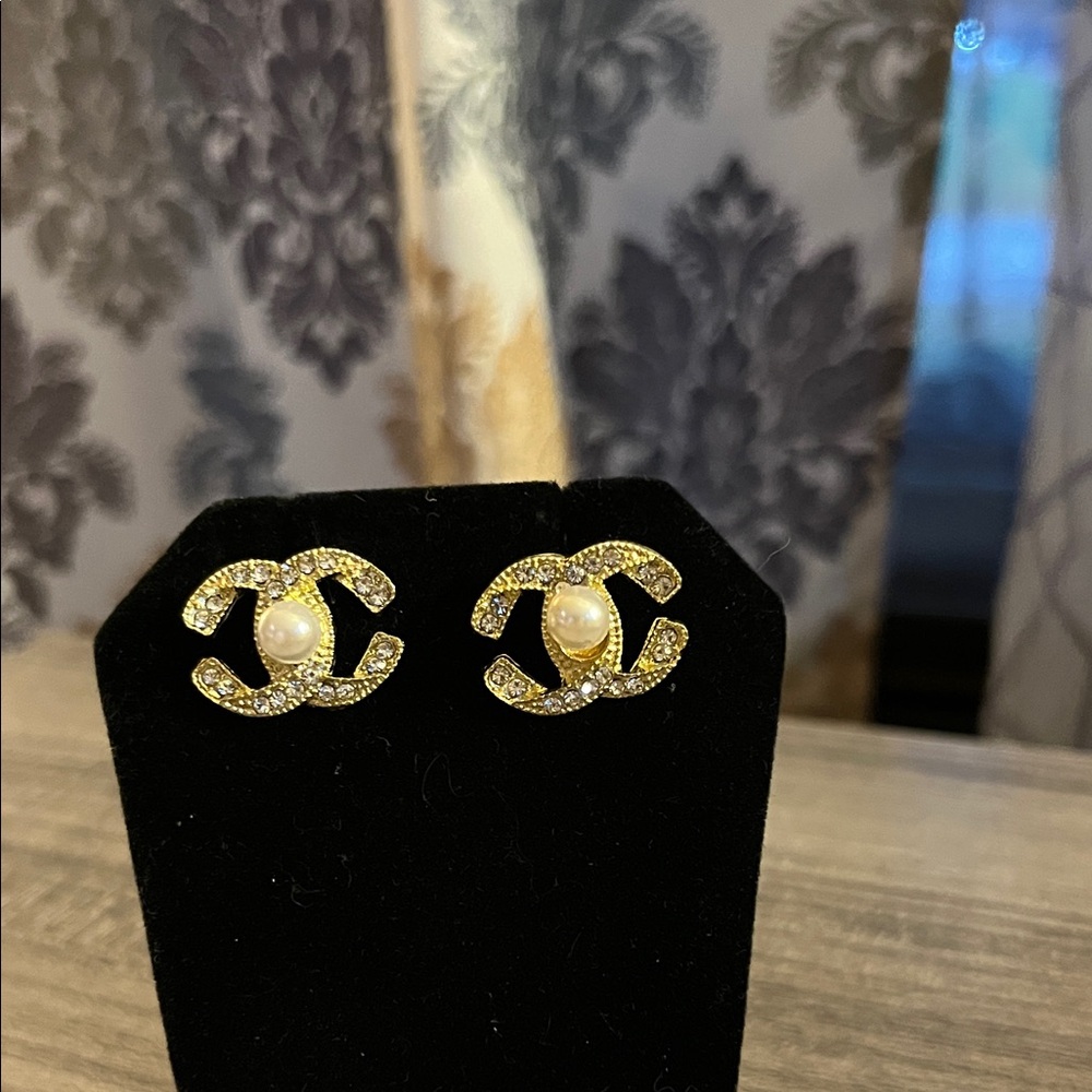 Elegant Gold and Pearl Fashion Earrings